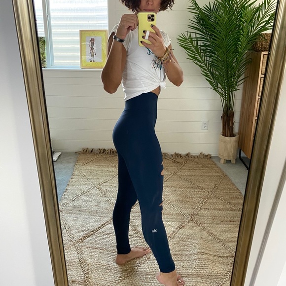 Alo Yoga Ripped Warrior Legging - Picture 2 of 4